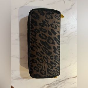 Item: Leopard print clutch wallet double zipper 

Qty available: 2